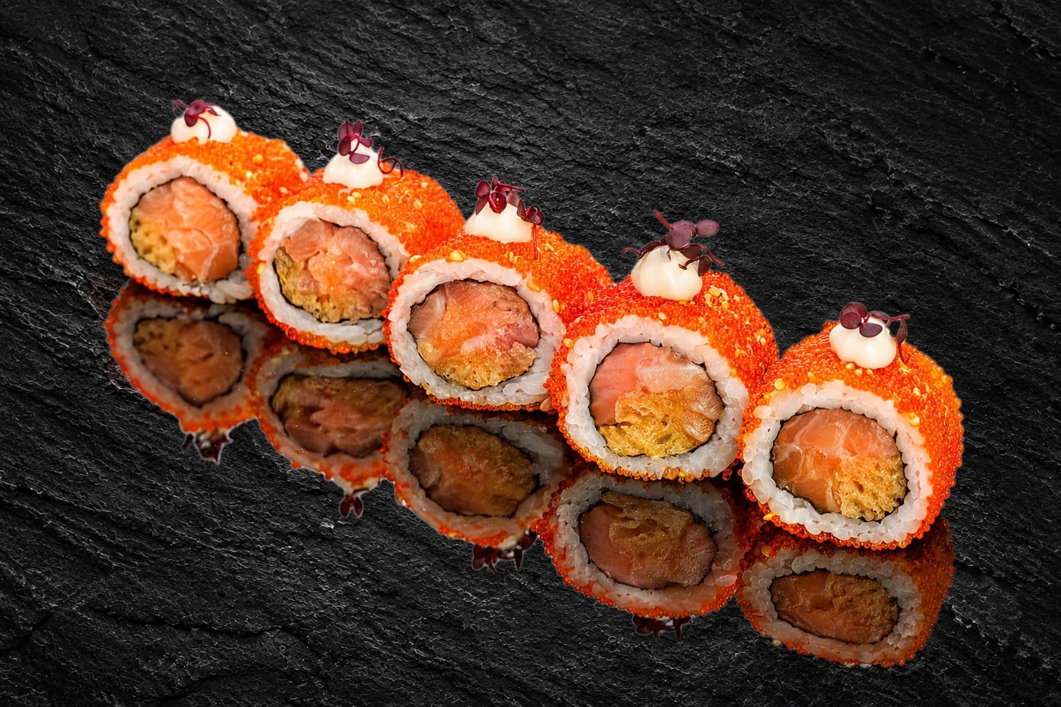 Хрустящий ролл из лосося с жареным луком, тобико и кунжутом юдзу