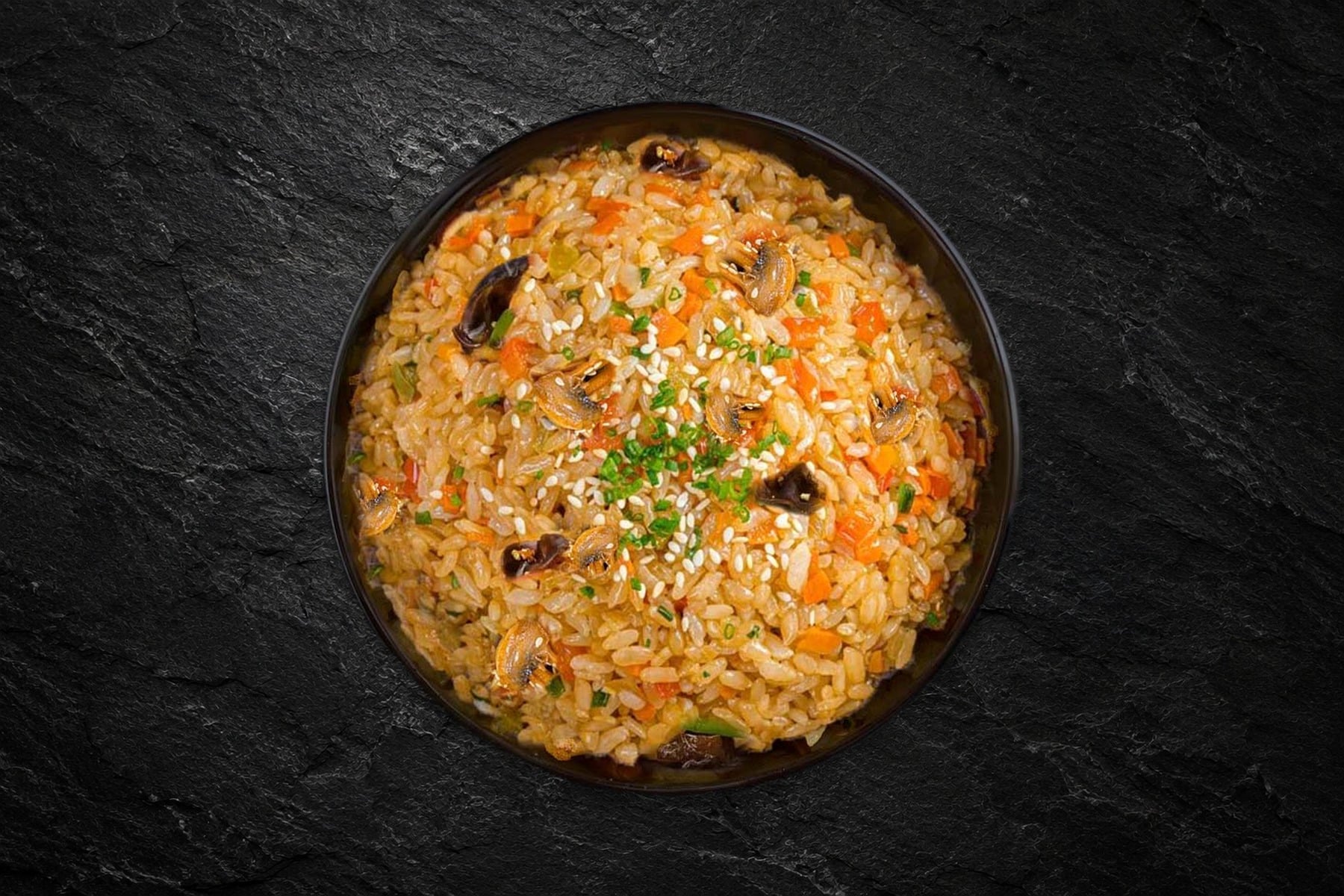 Жареный рис с овощами